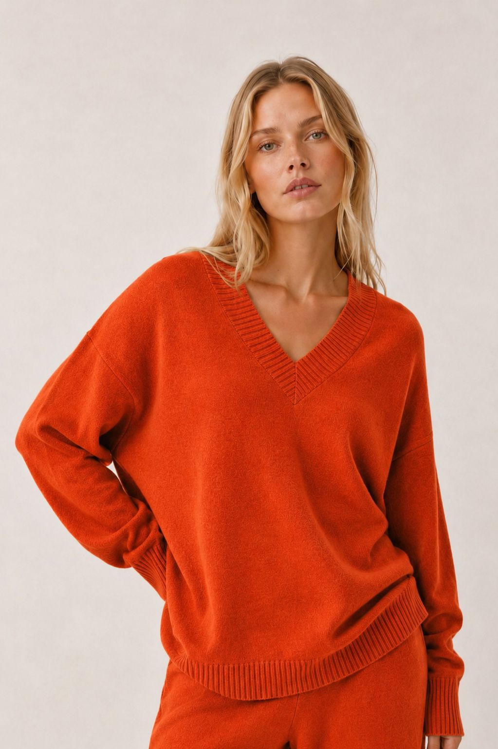 63231aac-3e56-4b98-a6c8-78f6a1b743eb (1) MAGLIA OVER SCOLLO A V - Arancio, TU