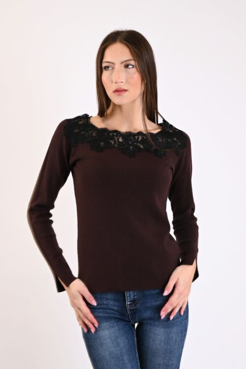 MAGLIA A COSTINE CON PIZZO APPLICATO SULLO SCOLLO