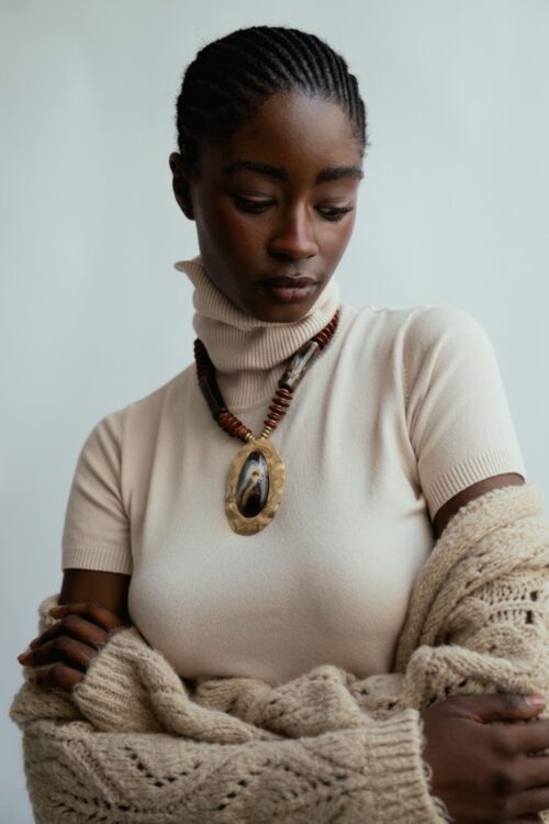 COLLANA CON MAXI CIONDOLO OVALE E PERLE DECORATIVE