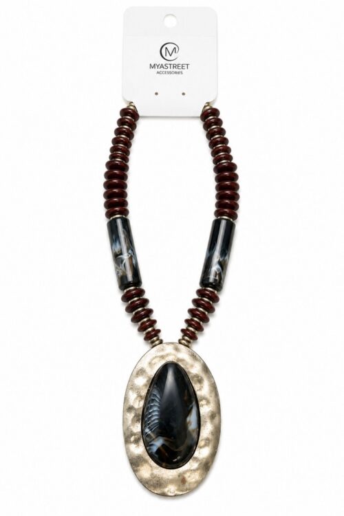 Alternative view of COLLANA CON MAXI CIONDOLO OVALE E PERLE DECORATIVE