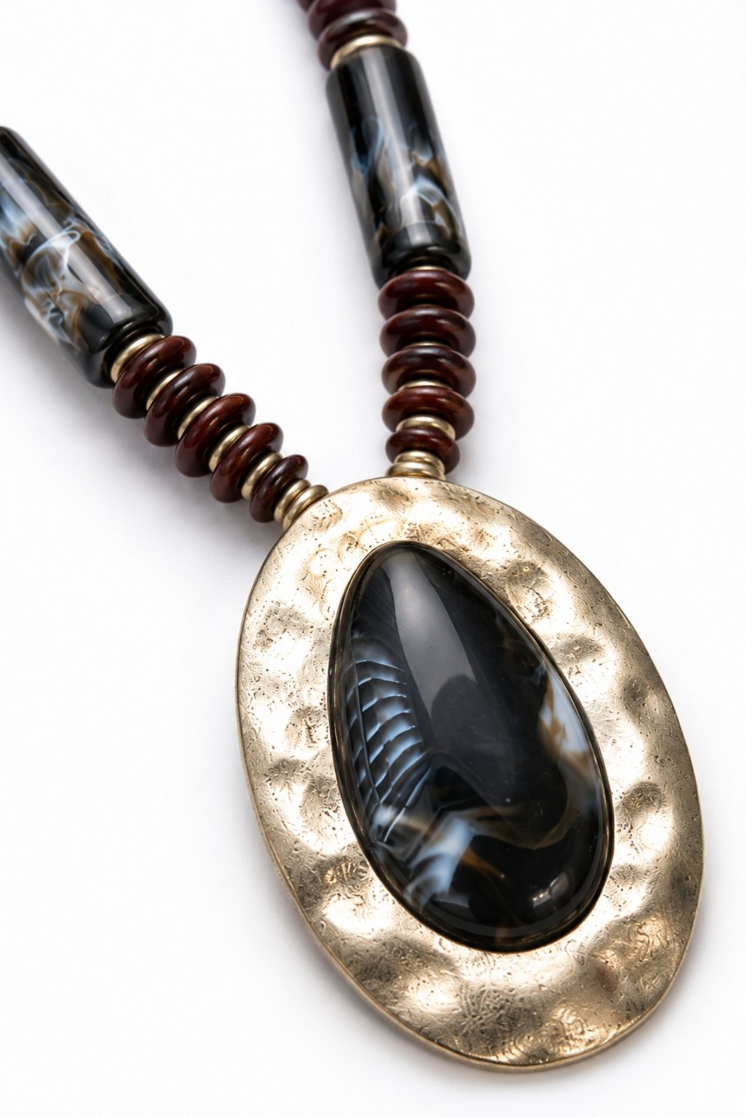 COLLANA CON MAXI CIONDOLO OVALE E PERLE DECORATIVE - immagine 3