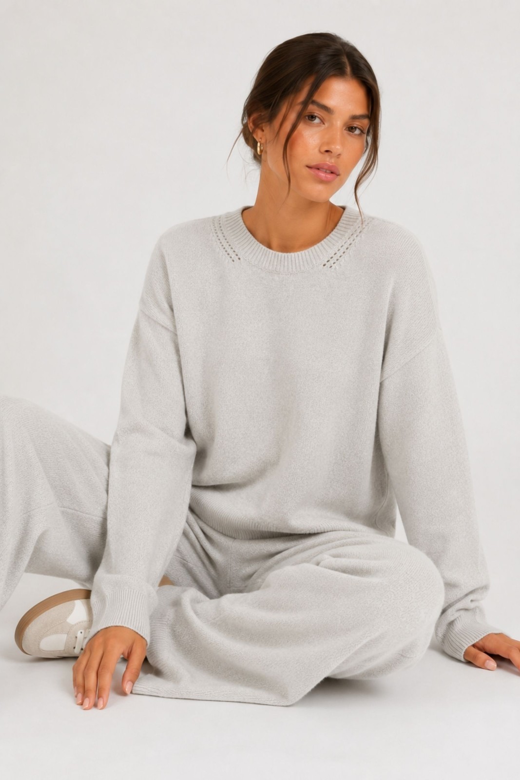 MAGLIA CON DETTAGLIO TRAFORATO SUL COLLO