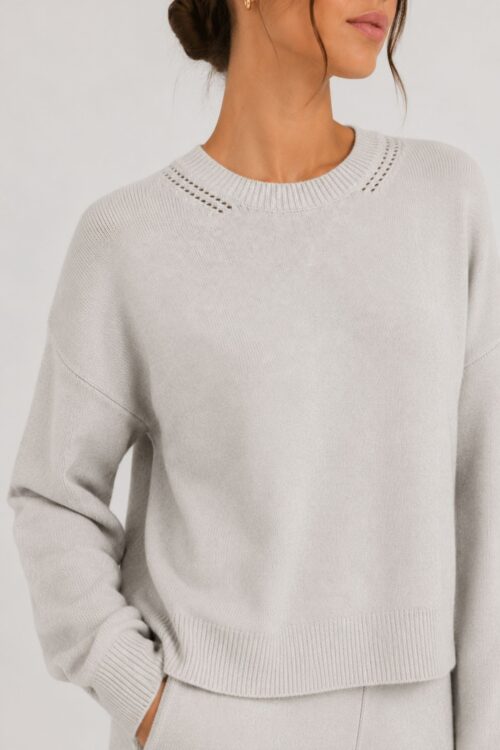 Alternative view of MAGLIA CON DETTAGLIO TRAFORATO SUL COLLO