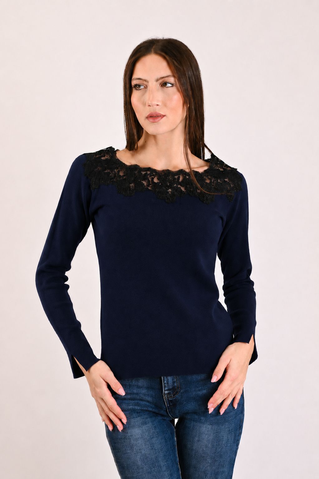 b374e611-a1b4-4d3f-9686-bbd0aefdc114 MAGLIA A COSTINE CON PIZZO APPLICATO SULLO SCOLLO - Blue, TU