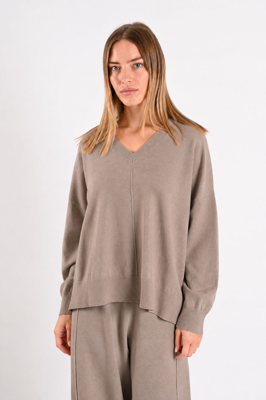 ed30f5df-ca6d-4285-a8f7-b2fa83b3e30c MAGLIONE CON SCOLLO A V E CUCITURA A VISTA - Tórtola, TU