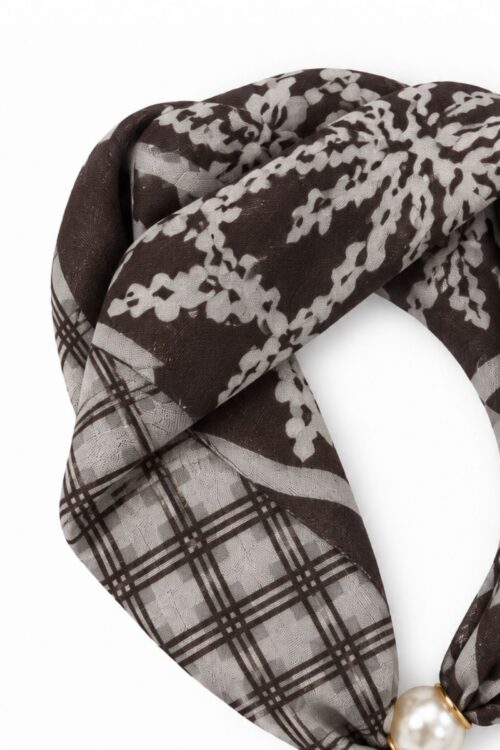 Alternative view of FOULARD FANTASIA FIORI E QUADRI CON DETTAGLIO PERLA