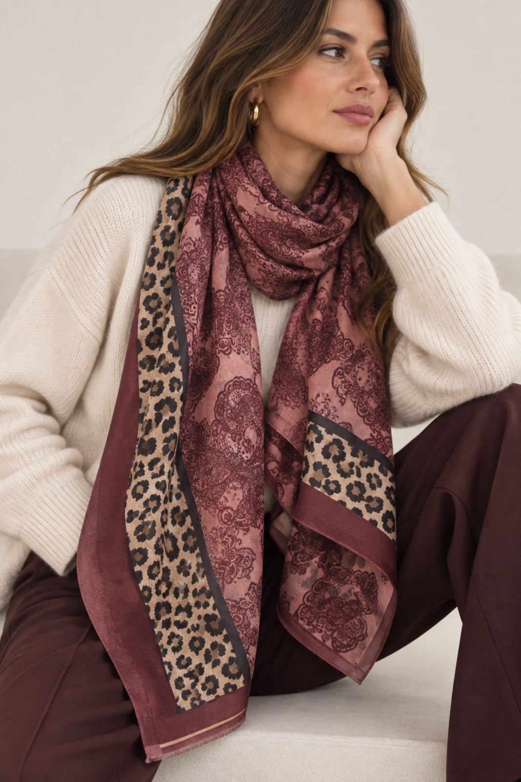 SCIARPA STAMPATA CON FANTASIA PAISLEY E ANIMALIER