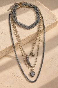 COLLANA LAYERED CON PENDENTI STILE VINTAGE