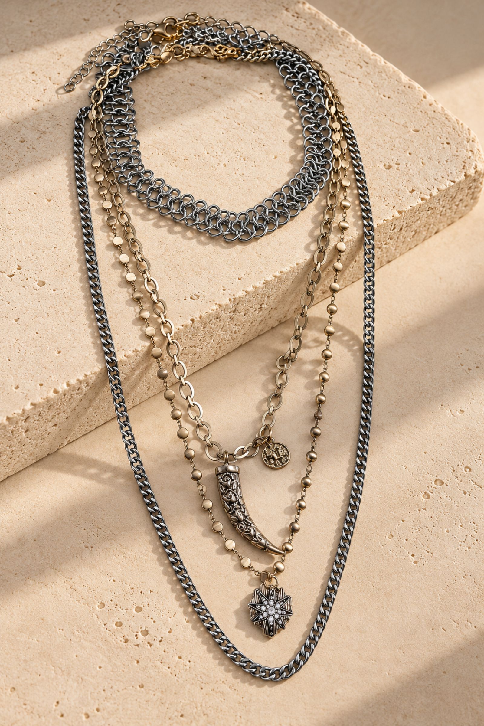 COLLANA LAYERED CON PENDENTI STILE VINTAGE