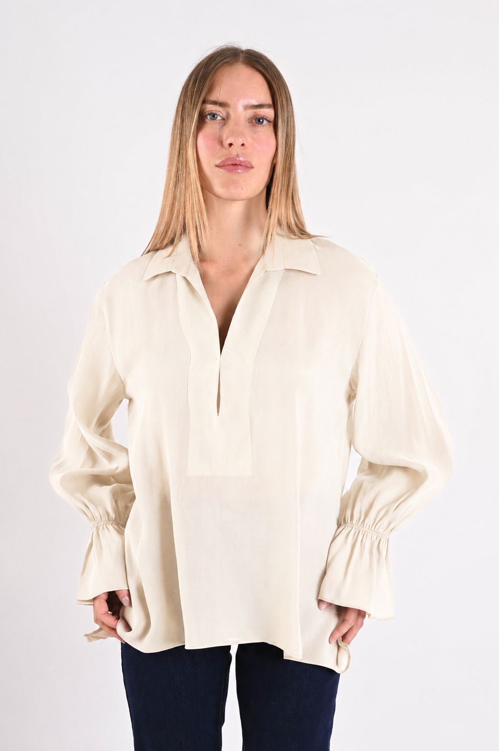 9e2ffbfe-9fda-4951-9e68-d0f2759b4cbd (1) BLUSA CON MANICHE A CAMPANA - Burro, S