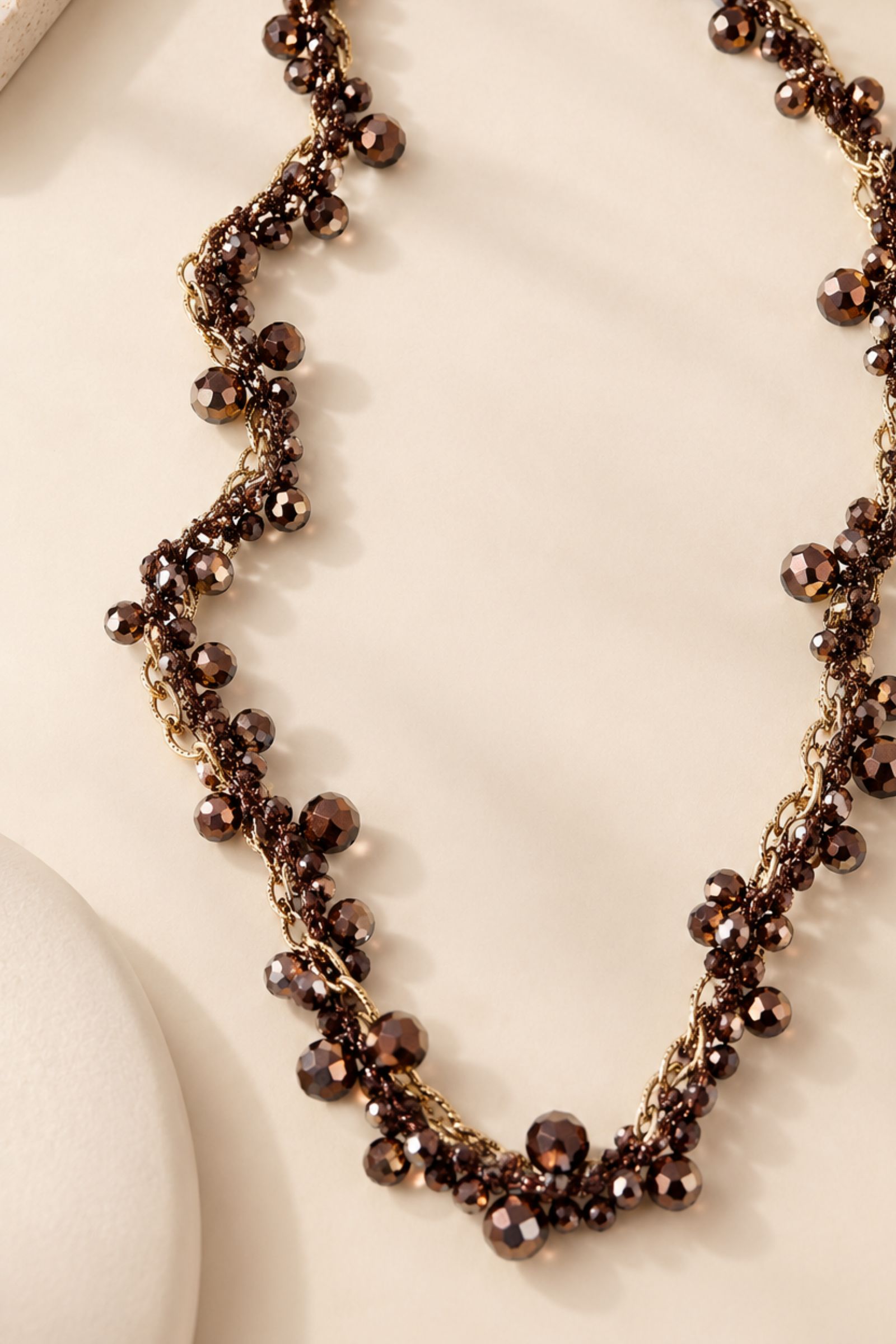 COLLANA LUNGA CON CRISTALLI SFACCETTATI E CATENE INTRECCIATE