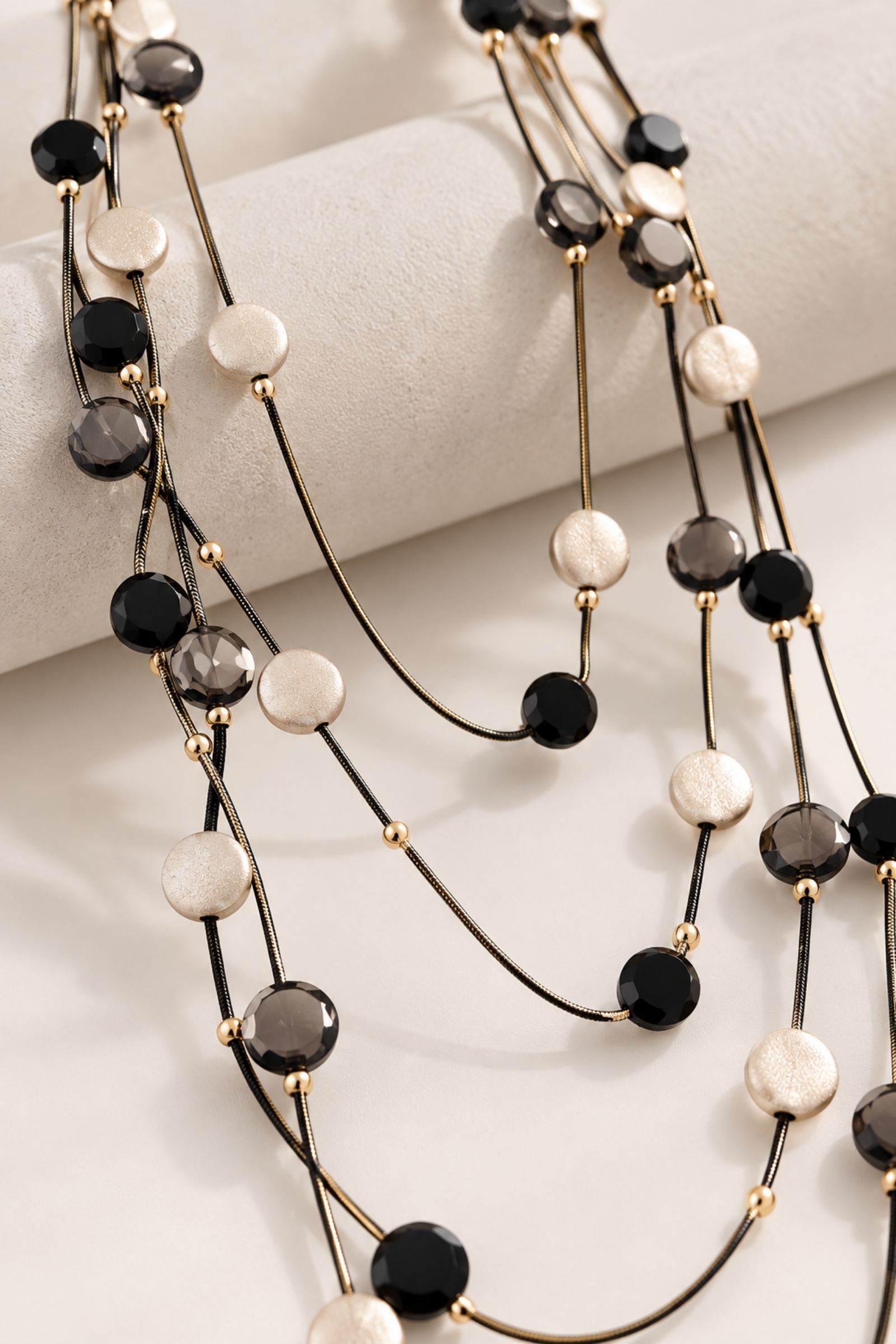 COLLANA LUNGA MULTIFILO CON ELEMENTI TONDI - immagine 2