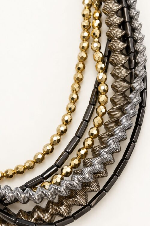Alternative view of COLLANA MULTIFILO CON CRISTALLI E DETTAGLI METALLIZZATI
