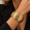 BRACCIALE RIGIDO DORATO EFFETTO MARTELLATO
