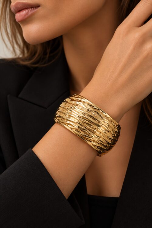 BRACCIALE RIGIDO DORATO EFFETTO MARTELLATO