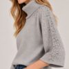 MAGLIA DOLCEVITA CON STRASS SULLE MANICHE