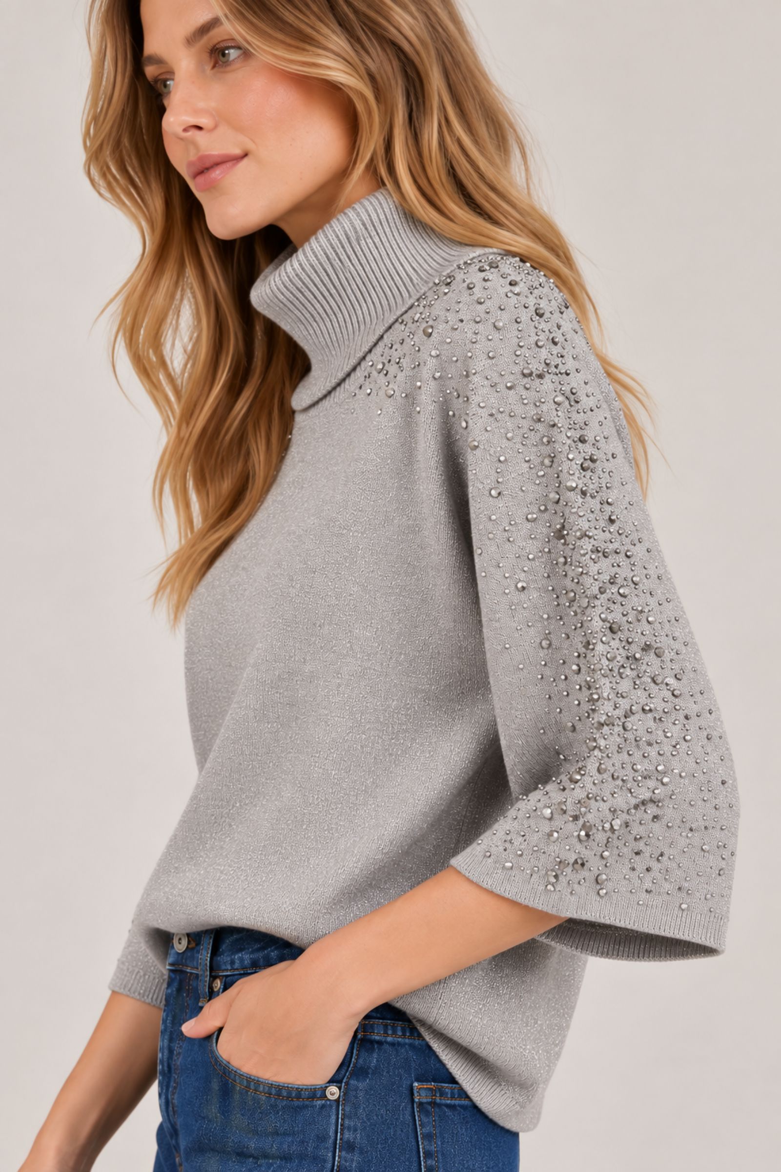 MAGLIA DOLCEVITA CON STRASS SULLE MANICHE