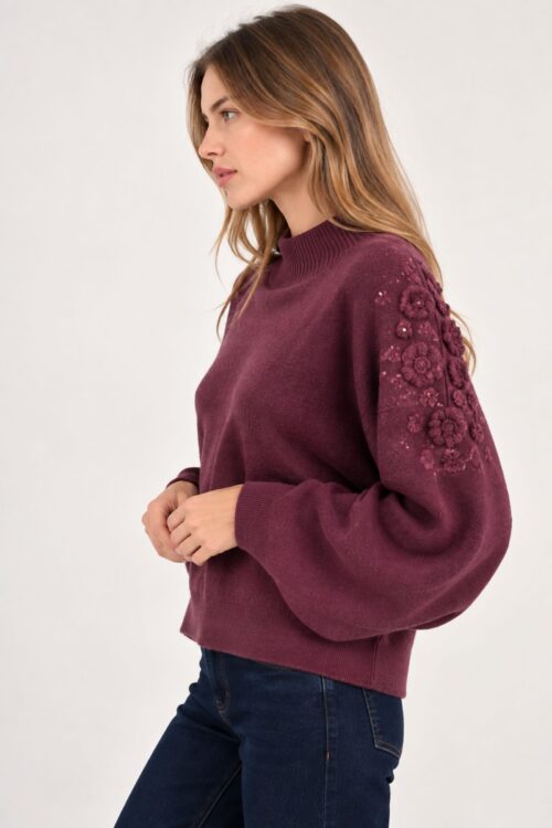 Alternative view of MAGLIA CON FIORI 3D E PAILLETTES
