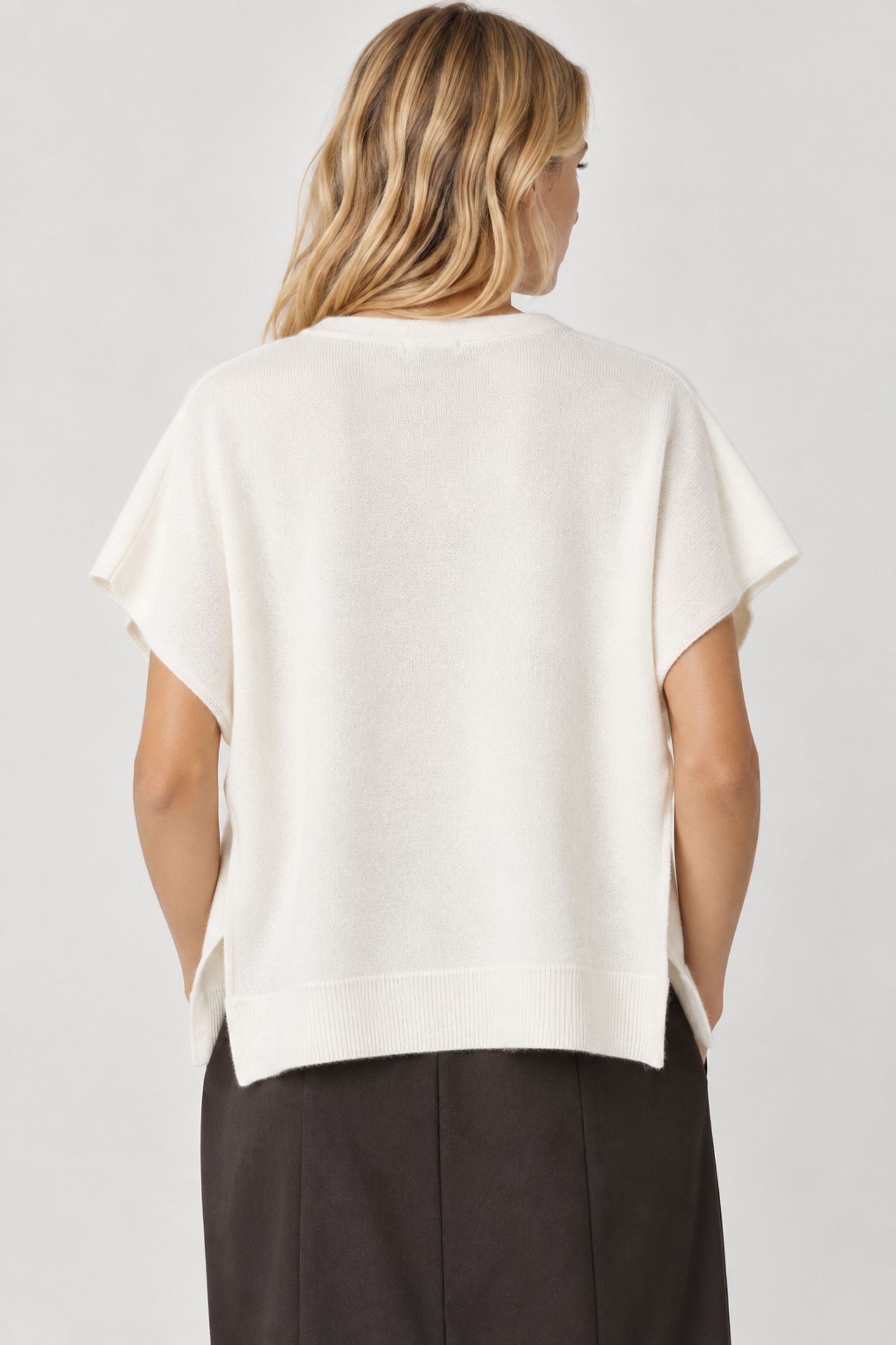 MAGLIA OVERSIZE CON SCOLLO A V E MANICHE CORTE - immagine 2