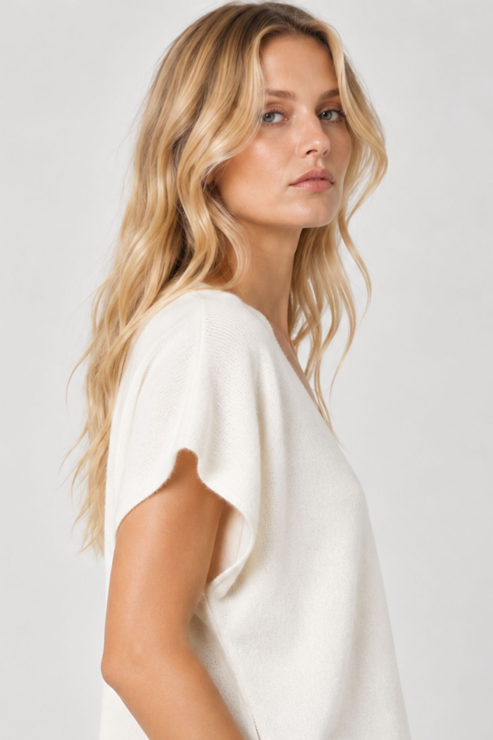 MAGLIA OVERSIZE CON SCOLLO A V E MANICHE CORTE - immagine 3