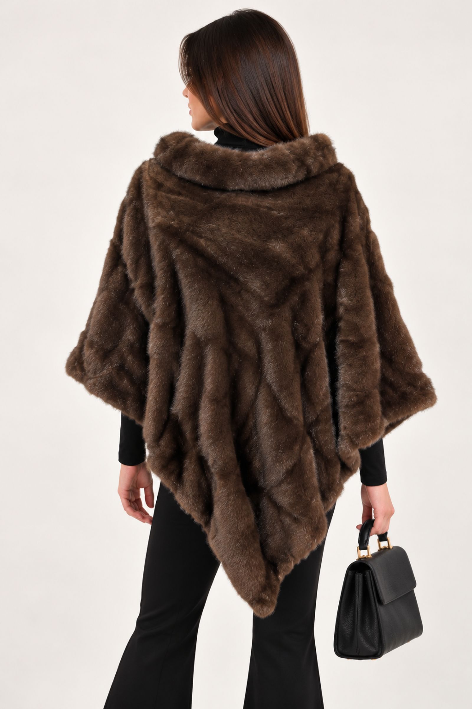 PONCHO IN PELLICCIA ECOLOGICA CON CAPPUCCIO - immagine 3