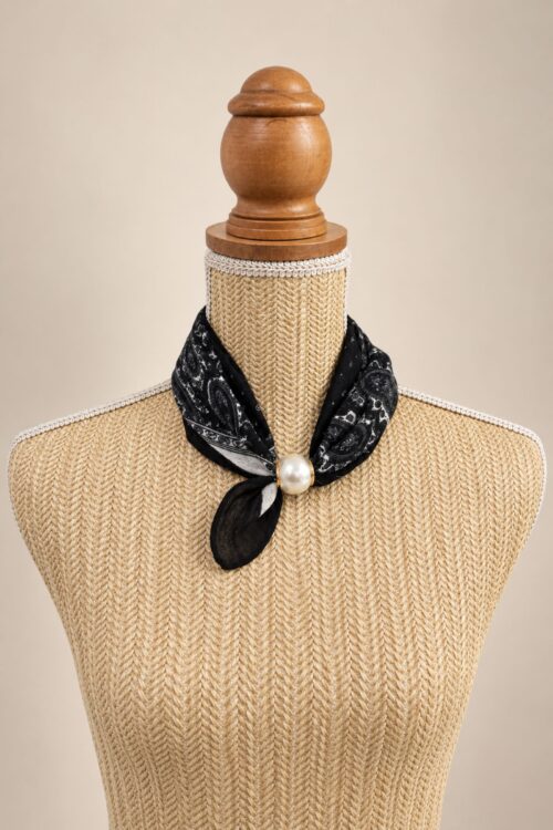 FOULARD CON FANTASIA PAISLEY E PERLA DECORATIVA