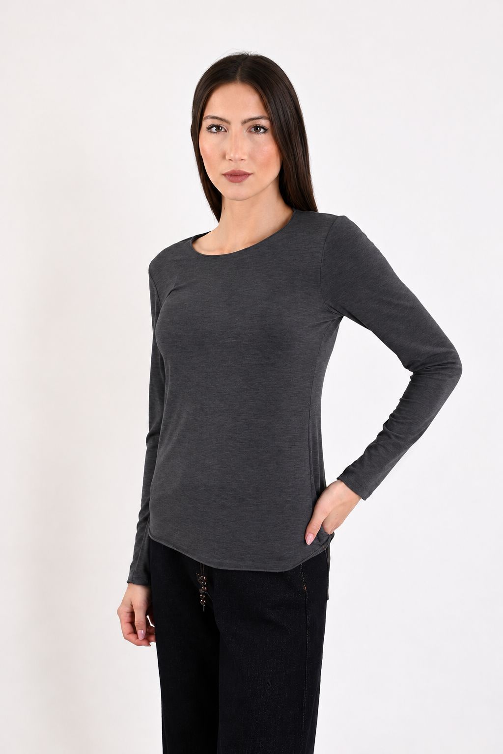 Ritratto moda in studio minimalista CASHMIRETTA COLLO ROTONDO CON ORLI ARROTONDATI - Anthrazit, TU