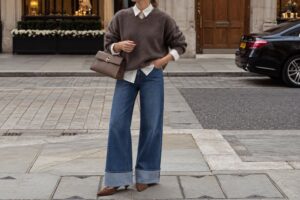 Outfit street style autunnale da donna con jeans e abbinamenti di tendenza, tra colori caldi e dettagli eleganti per un look casual chic.